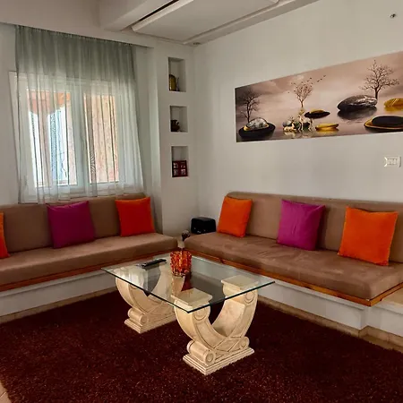 فيلة Nefeli Piqeras