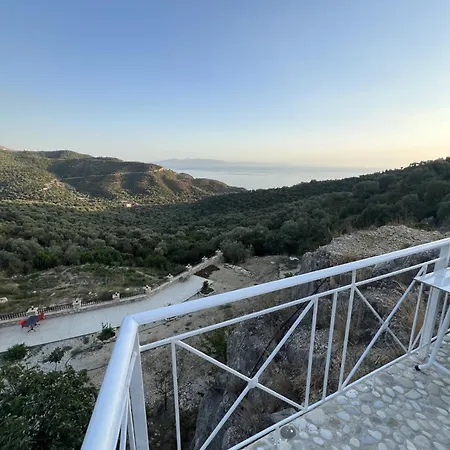 فيلة Nefeli Piqeras